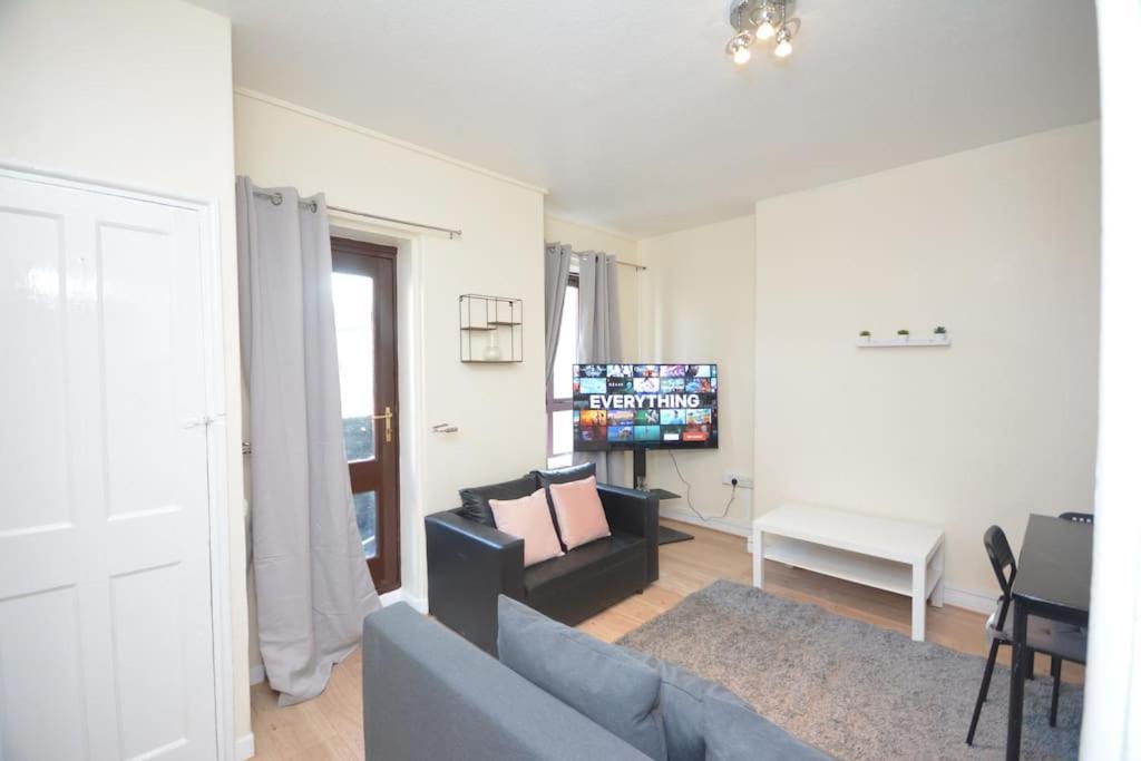 Lovely 4 Bedroom Apartment Close To The City Walking Distance From The Rivere View Londen Buitenkant foto