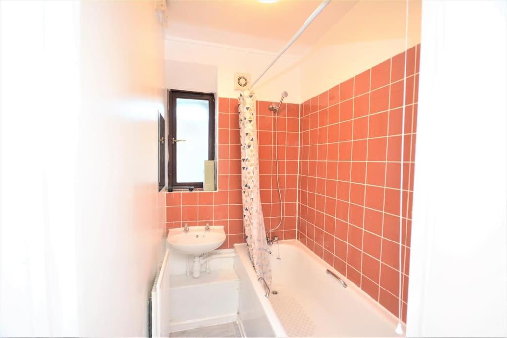 Lovely 4 Bedroom Apartment Close To The City Walking Distance From The Rivere View Londen Buitenkant foto