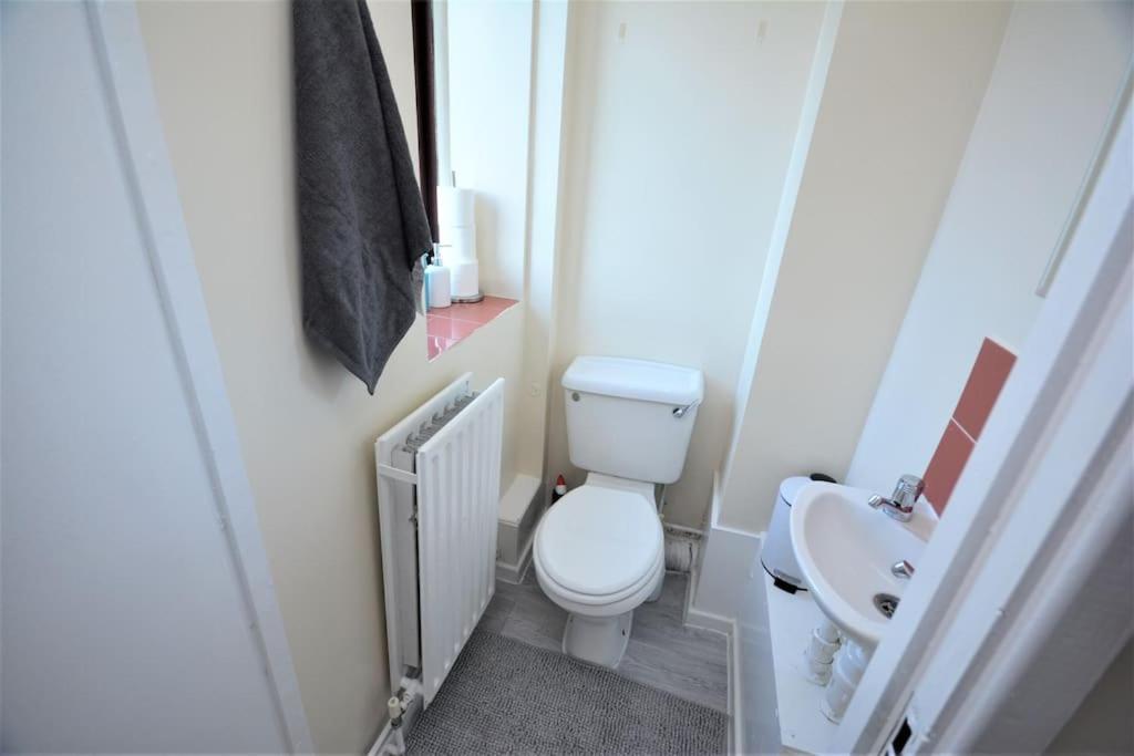 Lovely 4 Bedroom Apartment Close To The City Walking Distance From The Rivere View Londen Buitenkant foto