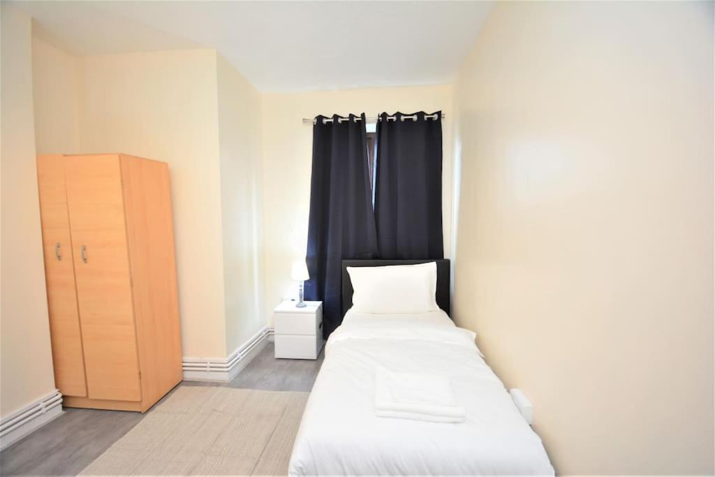 Lovely 4 Bedroom Apartment Close To The City Walking Distance From The Rivere View Londen Buitenkant foto