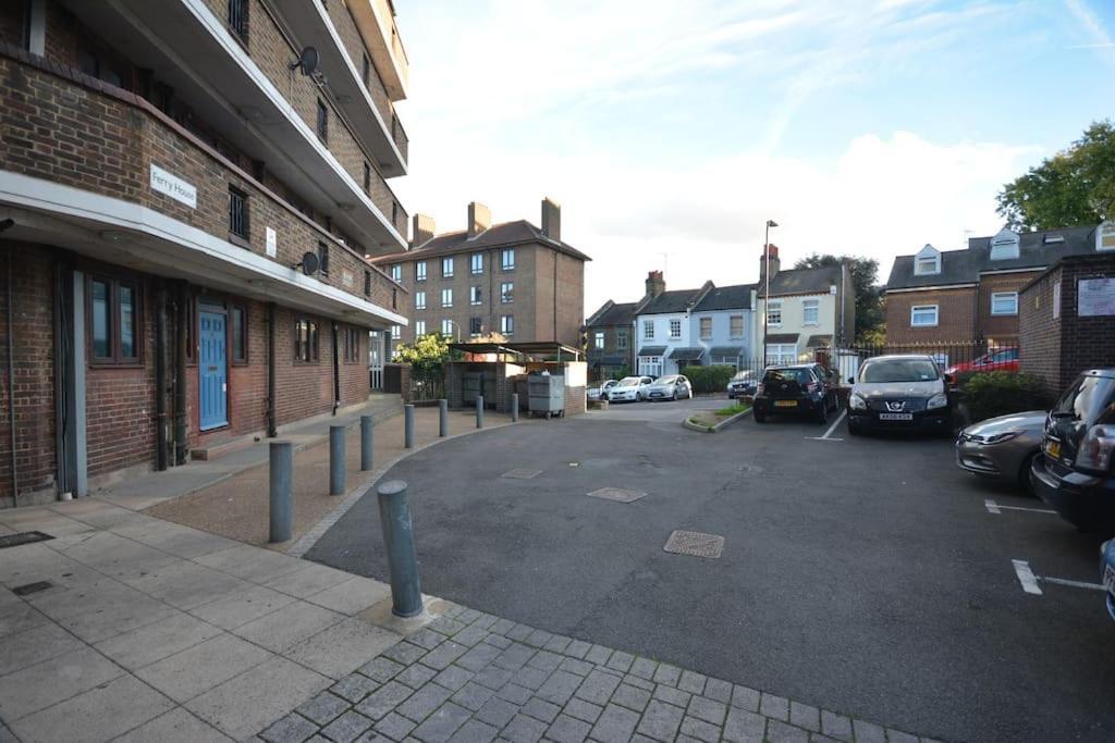 Lovely 4 Bedroom Apartment Close To The City Walking Distance From The Rivere View Londen Buitenkant foto