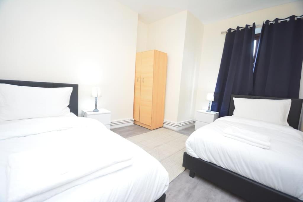 Lovely 4 Bedroom Apartment Close To The City Walking Distance From The Rivere View Londen Buitenkant foto