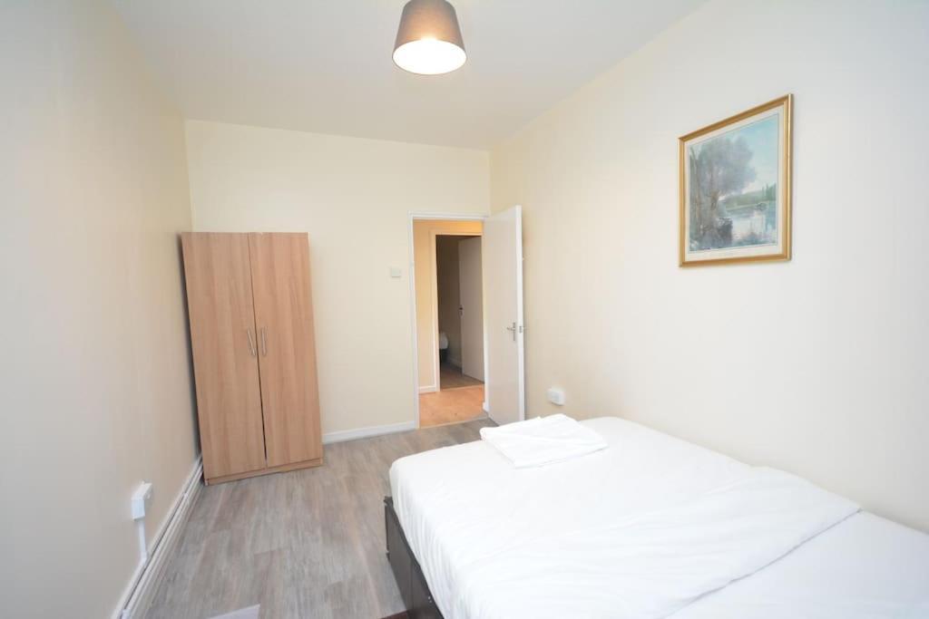 Lovely 4 Bedroom Apartment Close To The City Walking Distance From The Rivere View Londen Buitenkant foto