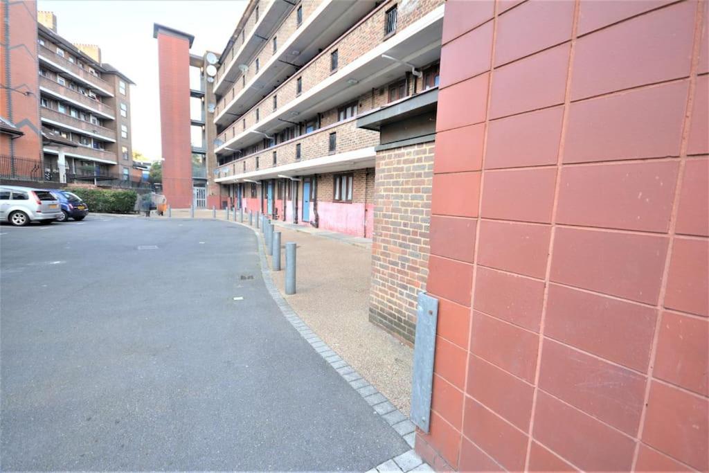 Lovely 4 Bedroom Apartment Close To The City Walking Distance From The Rivere View Londen Buitenkant foto