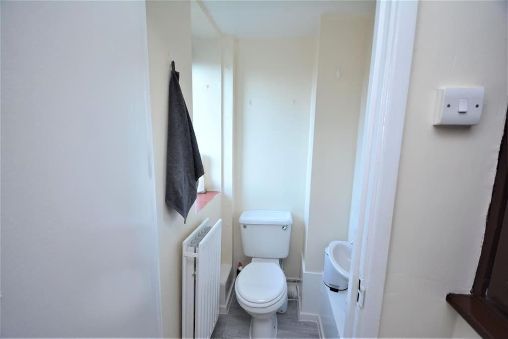 Lovely 4 Bedroom Apartment Close To The City Walking Distance From The Rivere View Londen Buitenkant foto