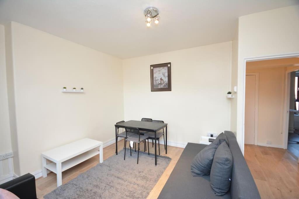Lovely 4 Bedroom Apartment Close To The City Walking Distance From The Rivere View Londen Buitenkant foto
