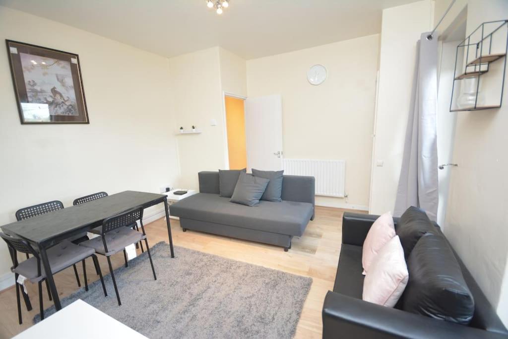 Lovely 4 Bedroom Apartment Close To The City Walking Distance From The Rivere View Londen Buitenkant foto