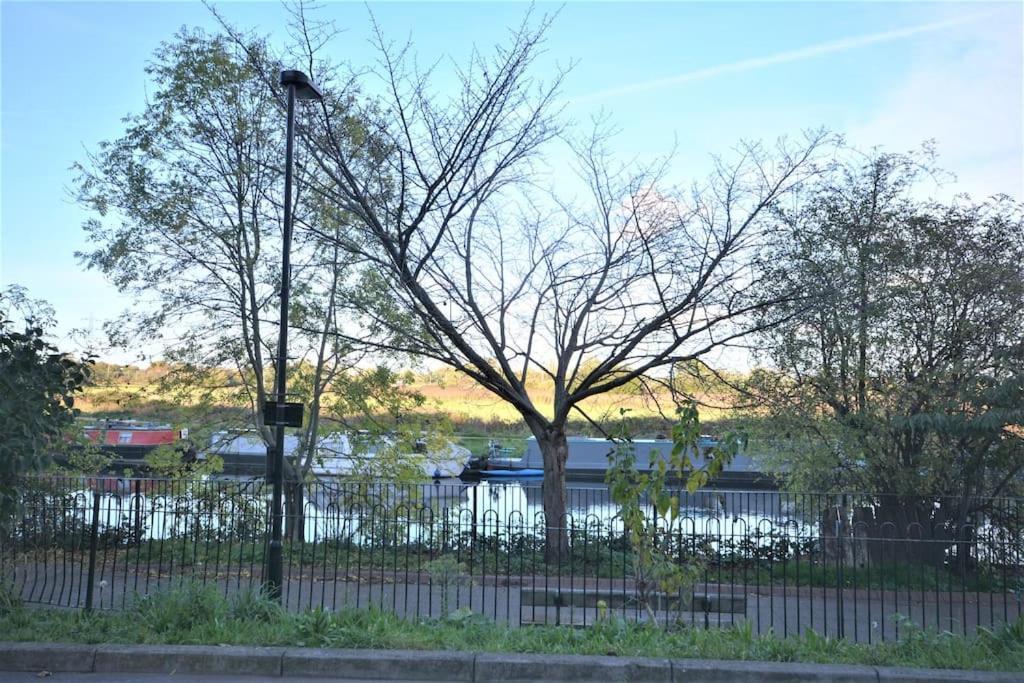 Lovely 4 Bedroom Apartment Close To The City Walking Distance From The Rivere View Londen Buitenkant foto