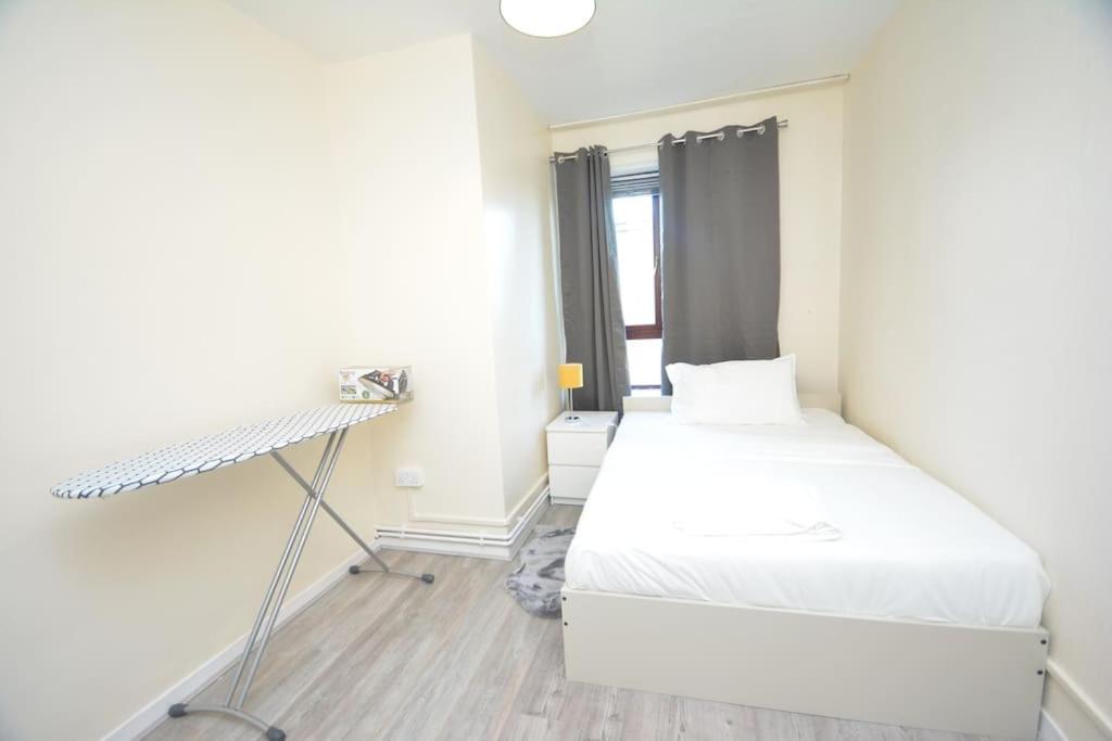 Lovely 4 Bedroom Apartment Close To The City Walking Distance From The Rivere View Londen Buitenkant foto