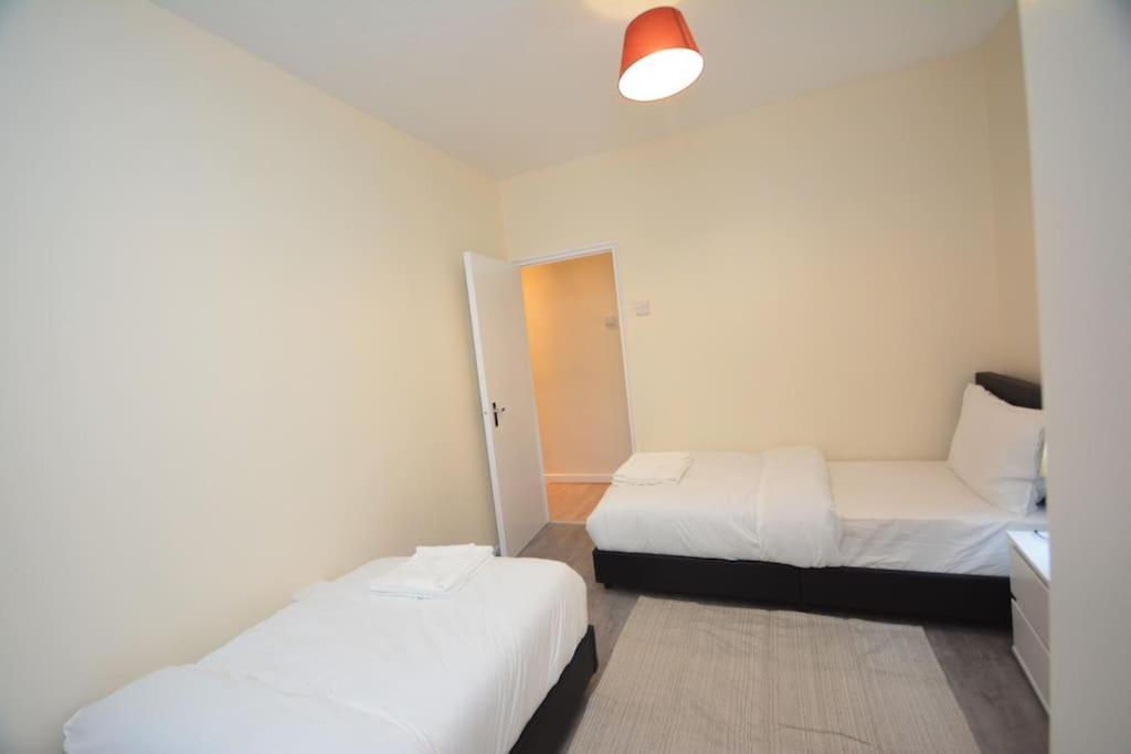 Lovely 4 Bedroom Apartment Close To The City Walking Distance From The Rivere View Londen Buitenkant foto