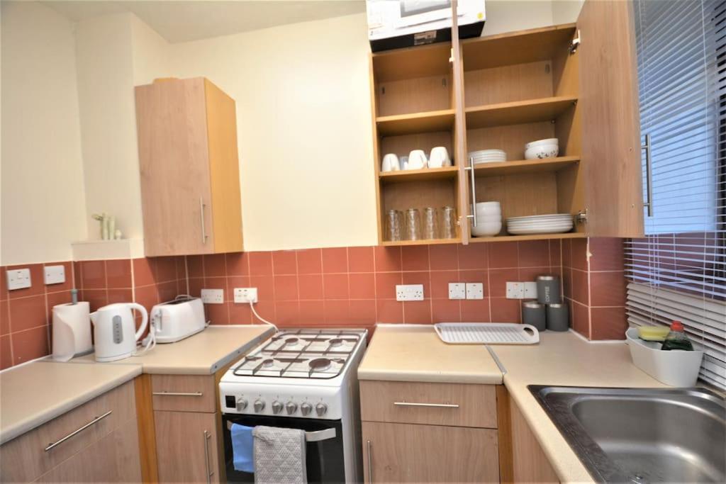 Lovely 4 Bedroom Apartment Close To The City Walking Distance From The Rivere View Londen Buitenkant foto