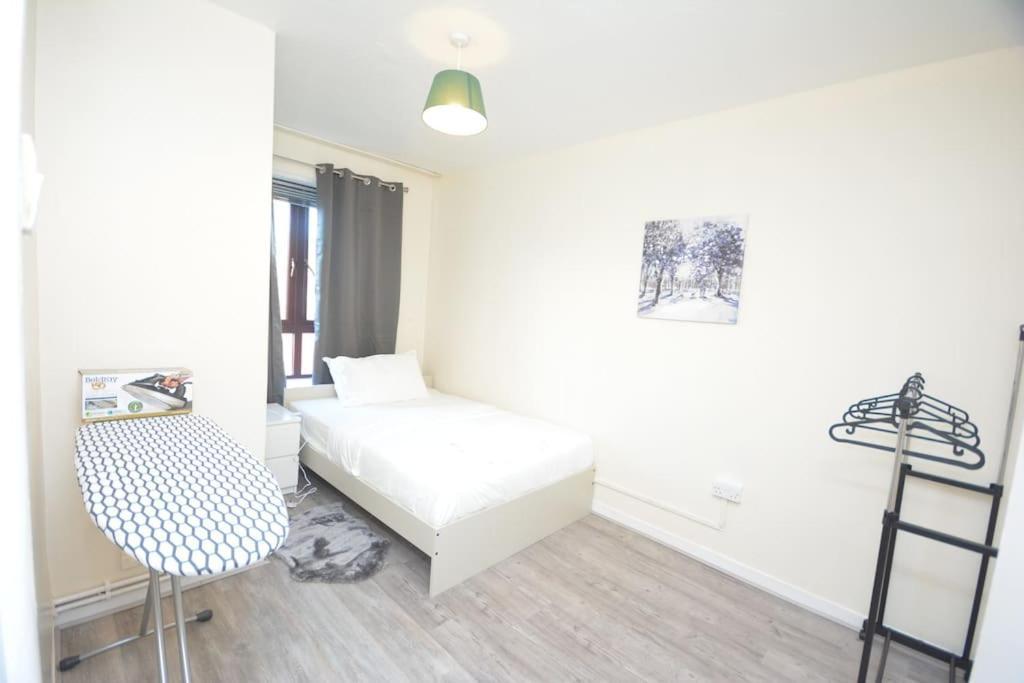 Lovely 4 Bedroom Apartment Close To The City Walking Distance From The Rivere View Londen Buitenkant foto