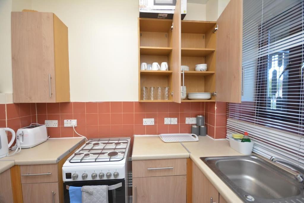 Lovely 4 Bedroom Apartment Close To The City Walking Distance From The Rivere View Londen Buitenkant foto