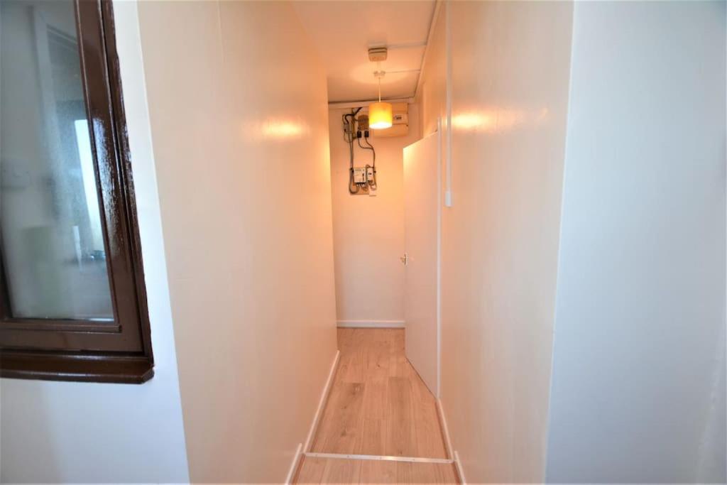 Lovely 4 Bedroom Apartment Close To The City Walking Distance From The Rivere View Londen Buitenkant foto