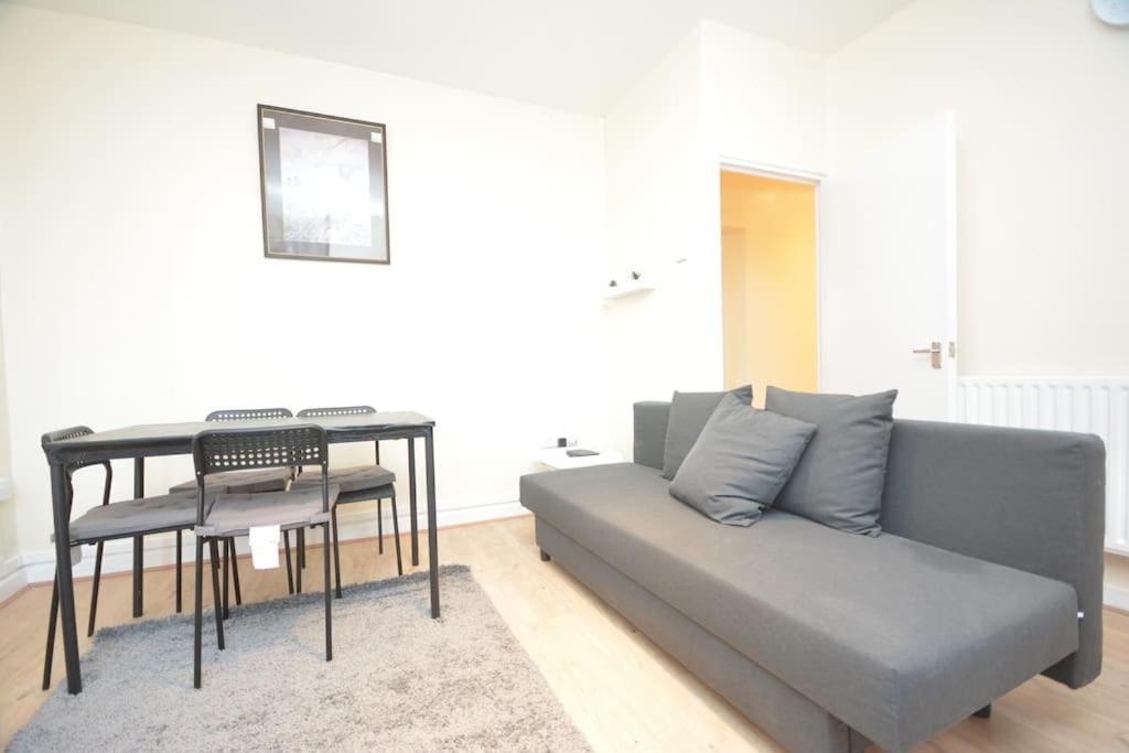 Lovely 4 Bedroom Apartment Close To The City Walking Distance From The Rivere View Londen Buitenkant foto