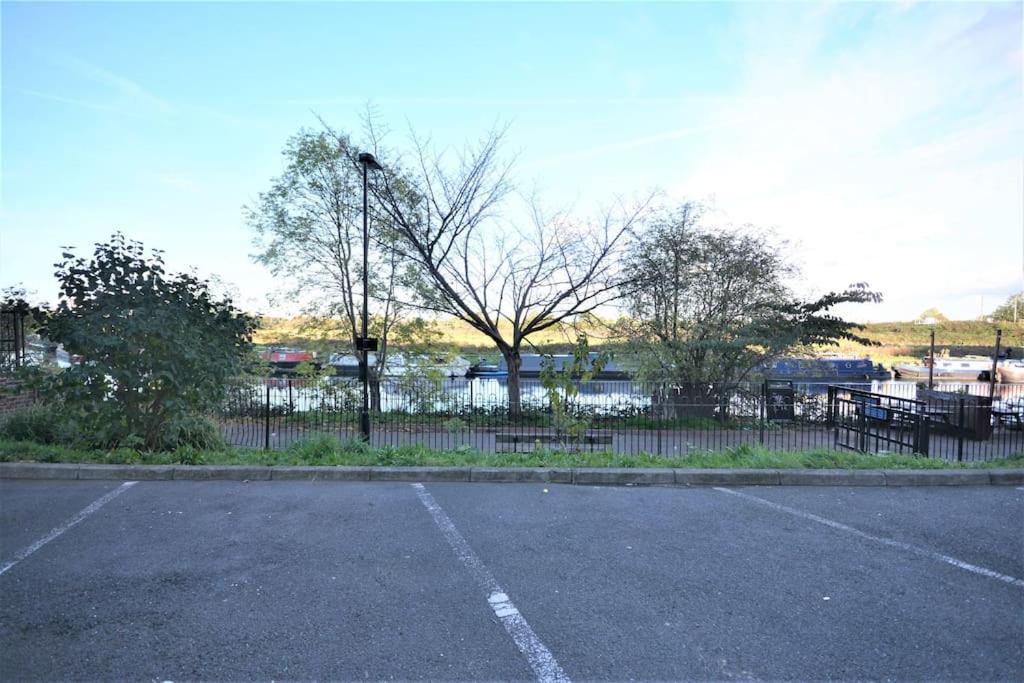 Lovely 4 Bedroom Apartment Close To The City Walking Distance From The Rivere View Londen Buitenkant foto