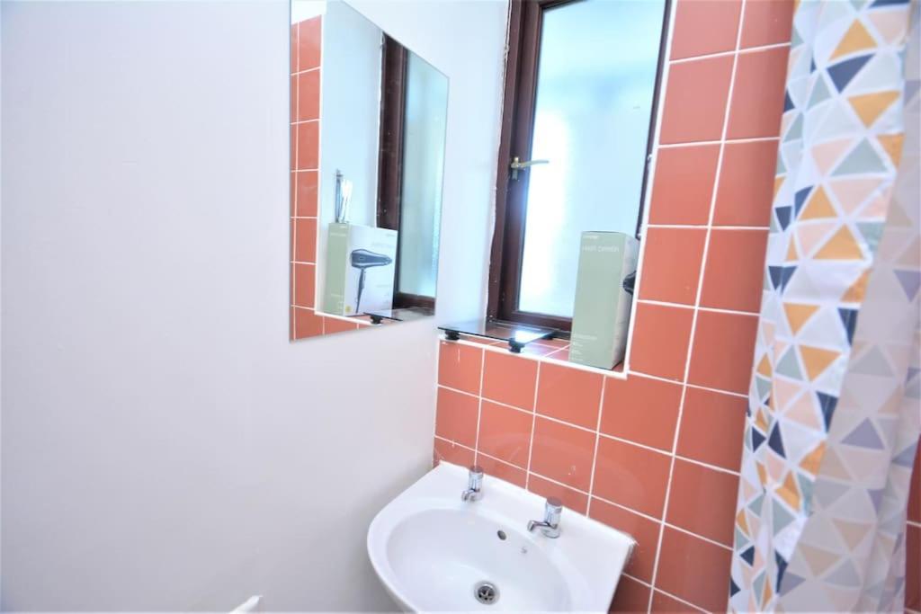 Lovely 4 Bedroom Apartment Close To The City Walking Distance From The Rivere View Londen Buitenkant foto